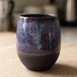 Mug en grès noir fait main émail violet - Tasse céramique artisanale Paris, idée cadeau café thé