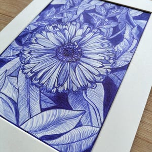 Fleur bleue dessinée à la main