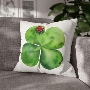 Funda de almohada de gamuza sintética con diseño de mariquita de la suerte, acogedora decoración para el hogar, regalo del Día de San Patricio, inspirado en la naturaleza, cojín decorativo de temporada