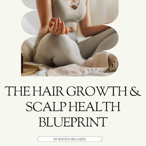Op de afbeelding: Afbeelding ter bevordering van de gezondheid van haar en hoofdhuid. De tekst luidt "THE HAIR GROWTH & SCALP HEALTH BLUEPRINT" en "A Science-Backed Routine for Stronger, Healthier Hair." Een persoon mediteert in een grijze outfit. Rechtsboven staat een bladicoon.