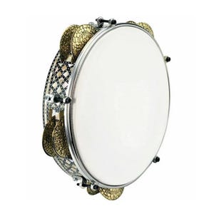 Op de afbeelding: Een ronde tamboerijn met een wit vel en een zilveren metalen frame. De zijkanten hebben decoratieve goudkleurige bekkens en een patroon. Zwarte hardware zet het vel vast.