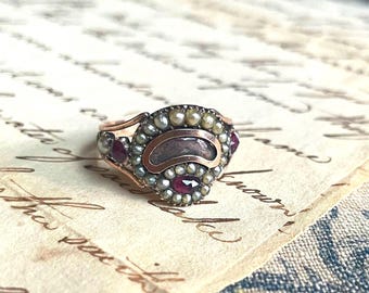 Das verliebte Trio | Antiker georgianischer Trauerring - Anfang des 19.Jahrhunderts Goldfarbe Ring mit Perlen, Haaren, Edelsteinen und Inschrift