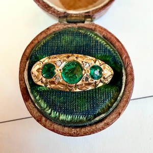 El viaje esmeralda ~ Anillo victoriano de oro de 18 quilates con forma de barco