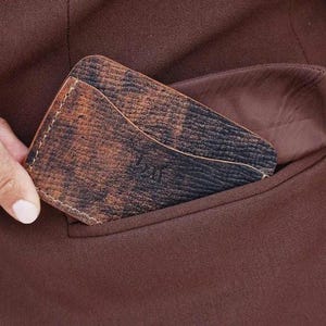 Porta-cartões Shell Cordovan minimalista feito à mão – Couro Marrom Mármore