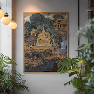 Puede incluir: Una obra de arte enmarcada que representa una escena detallada y colorida con templos dorados, exuberantes árboles verdes y un río. La obra de arte tiene un estilo tradicional y ornamentado, con figuras y barcos. El marco es de color marrón claro.