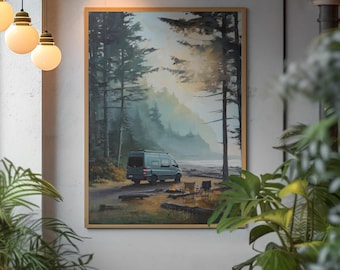 Op de afbeelding: Een ingelijste kunstdruk toont een tealkleurige busje geparkeerd in de buurt van een strand met een kampvuur en stoelen. Het kunstwerk toont een bos, bergen en een kustlandschap, met een houten frame. Het kleurenpalet omvat groen, blauw en bruin.