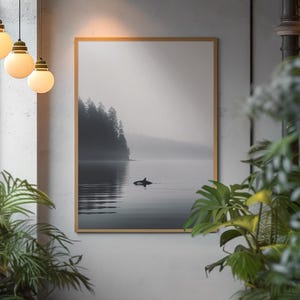Minimalistisches Orca Poster, PNW Ozean Wandkunst, Nebliger Wal Druck, Stimmungsvolle Küsten Dekoration, Schwarz und Weiße Meer Kunst, Moderne Marine Poster