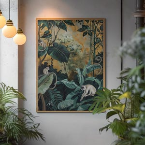Puede incluir: Una impresión artística enmarcada que presenta una escena de la jungla con exuberante follaje verde, incluyendo hojas grandes y enredaderas. La obra de arte representa monos en medio de la vegetación, con un fondo cálido amarillo y dorado. El marco es de color marrón claro.
