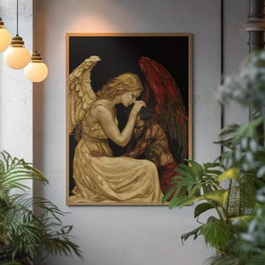 Könnte beinhalten: Ein gerahmtes Kunstwerk zeigt einen Engel, der einen Dämon tröstet. Der Engel, in einem cremefarbenen Kleid, hat goldene Flügel und Haare. Der Dämon hat rote Flügel und sitzt, mit Blut am Körper. Der Hintergrund ist schwarz.