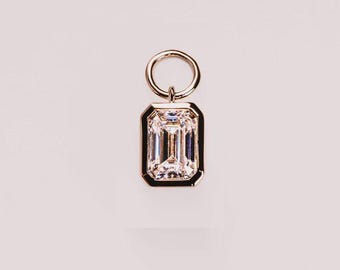 Solitäranhänger mit 3 Karat Moissanit im Smaragdschliff und Diamanten in Zargenfassung, Jahrestagsgeschenk für die Ehefrau, personalisierter Anhänger für Damen, Goldanhänger-Halskette