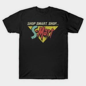 Peut inclure: T-shirt noir avec l'inscription "SHOP SMART. SHOP... S-Mart" dans un style rétro vieilli. Le logo S-Mart est dans un triangle jaune avec des lettres bleues et rouges. Un t-shirt graphique d'inspiration vintage.