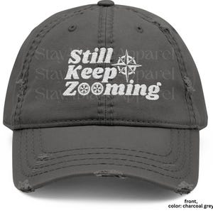 Cappello in stile vintage con testo ricamato davanti e dietro / Continua a zoomare / Al tuo ritmo / Classico cappello da papà a basso profilo in 3 colori / Pneumatici Compass