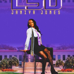 Könnte beinhalten: Das Bild zeigt den Text "LSU" in Lila und Gold, darunter "JANIYA JONES". Eine Person sitzt auf einem Stuhl und trägt ein schwarzes Kleid, Strümpfe mit Muster und High Heels. Im Hintergrund sind ein Gebäude und eine grüne Wiese zu sehen.