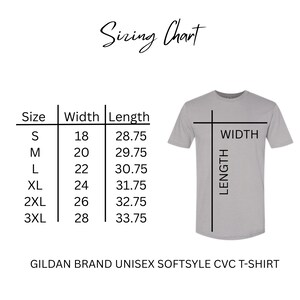 K&ouml;nnte beinhalten: Ein hellgraues Gildan Unisex Softstyle CVC T-Shirt mit einer Gr&ouml;&szlig;entabelle. Die Tabelle zeigt die Gr&ouml;&szlig;en S bis 3XL mit Breiten- und L&auml;ngenma&szlig;en in Zentimetern. Der Text "Sizing Chart" steht oben.