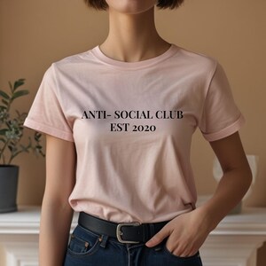 K&ouml;nnte beinhalten: Ein Set aus drei Keramikbechern mit gesprenkelter, matter Oberfl&auml;che. Die Becher sind in Creme-, Hellgrau- und Dunkelgraut&ouml;nen gehalten. Jeder Becher hat ein schlichtes, minimalistisches Design, ideal f&uuml;r Kaffee oder Tee.