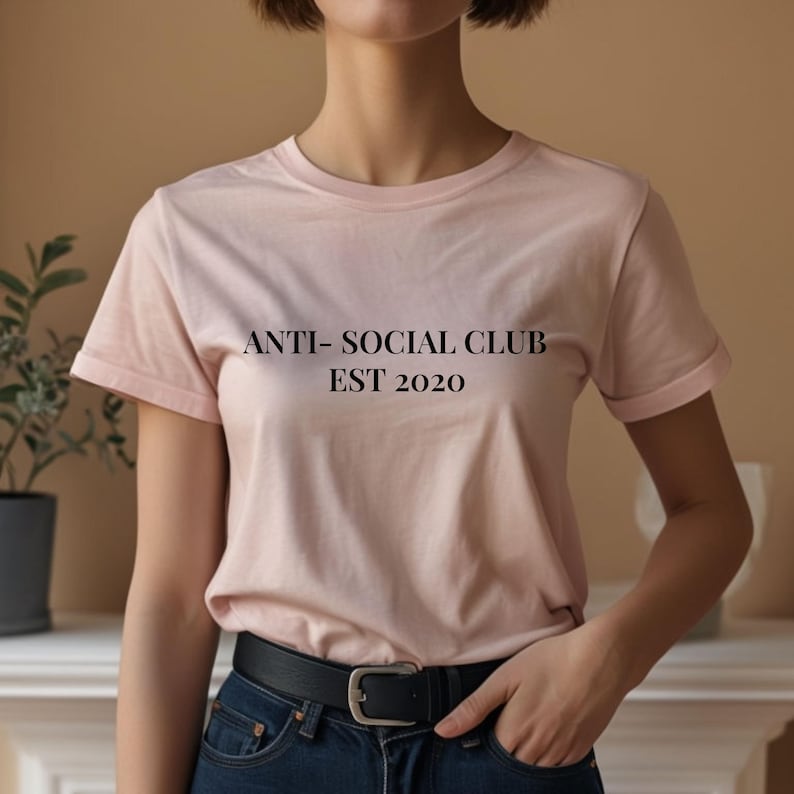 K&ouml;nnte beinhalten: Ein Set aus drei Keramikbechern mit gesprenkelter, matter Oberfl&auml;che. Die Becher sind in Creme-, Hellgrau- und Dunkelgraut&ouml;nen gehalten. Jeder Becher hat ein schlichtes, minimalistisches Design, ideal f&uuml;r Kaffee oder Tee.