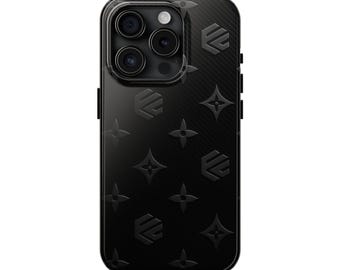 Può includere: Custodia per telefono nera con texture in fibra di carbonio e motivi geometrici in rilievo. La custodia presenta un ritaglio per la fotocamera con più lenti e un flash. Il design include forme di stelle e loghi ripetute.