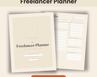 Op de afbeelding: Een invulbare, printbare en ongedateerde Freelancer Planner met een beige omslag, een logoplaatsaanduiding, de titel The Freelancer Planner en velden voor eigenaar en jaar. De binnenpagina bevat secties voor taken, klanten en notities.