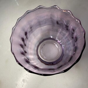 Peut inclure: Ensemble de trois mugs en c&eacute;ramique avec une finition mate et mouchet&eacute;e. Les tasses sont dans les tons cr&egrave;me, gris clair et gris fonc&eacute;. Chaque mug a un design simple et minimaliste, parfait pour le caf&eacute; ou le th&eacute;.
