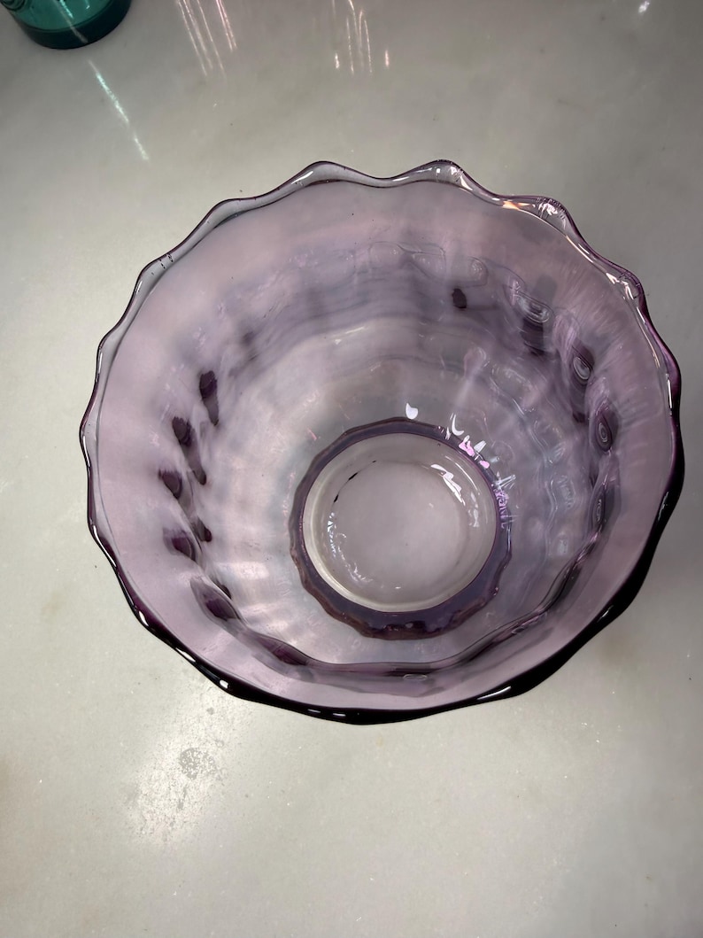 Peut inclure: Ensemble de trois mugs en c&eacute;ramique avec une finition mate et mouchet&eacute;e. Les tasses sont dans les tons cr&egrave;me, gris clair et gris fonc&eacute;. Chaque mug a un design simple et minimaliste, parfait pour le caf&eacute; ou le th&eacute;.
