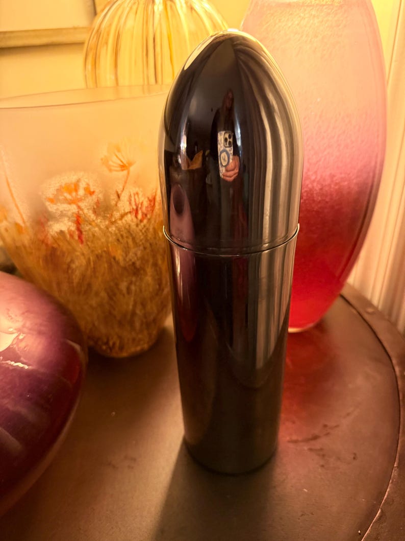 Classic Mid-Century Modern (MCM) bullet-style cocktail shaker torpedo or rocket shaker sleek aerodynamic profile 11 in tall bild 13