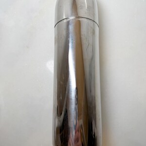 Classic Mid-Century Modern (MCM) bullet-style cocktail shaker torpedo or rocket shaker sleek aerodynamic profile 11 in tall bild 11