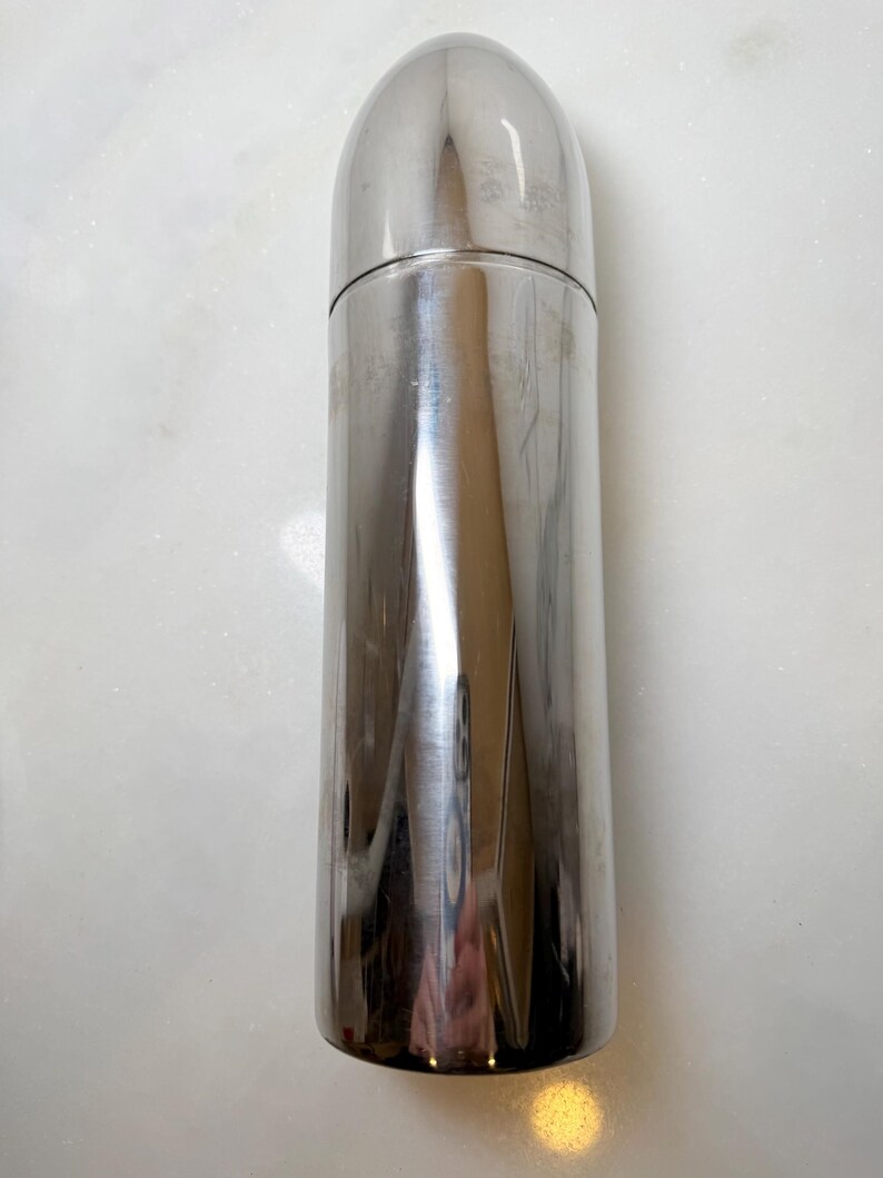 Classic Mid-Century Modern (MCM) bullet-style cocktail shaker torpedo or rocket shaker sleek aerodynamic profile 11 in tall bild 11