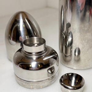 Classic Mid-Century Modern (MCM) bullet-style cocktail shaker torpedo or rocket shaker sleek aerodynamic profile 11 in tall bild 1