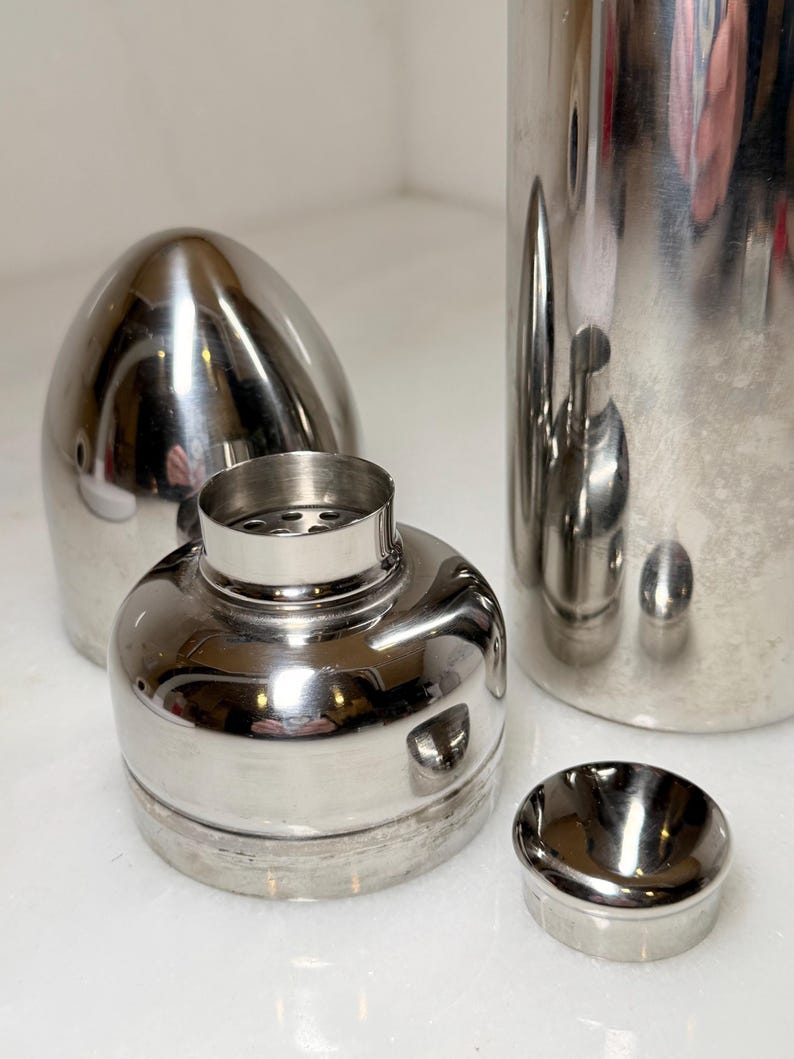 Classic Mid-Century Modern (MCM) bullet-style cocktail shaker torpedo or rocket shaker sleek aerodynamic profile 11 in tall bild 1