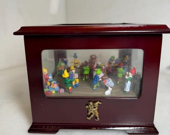 Mr. Christmas ANIMATED MUSIC BOX オルゴール Amazon.com: Mr. Christmas Christmas Décor, 4-Inch, Santa Music Box