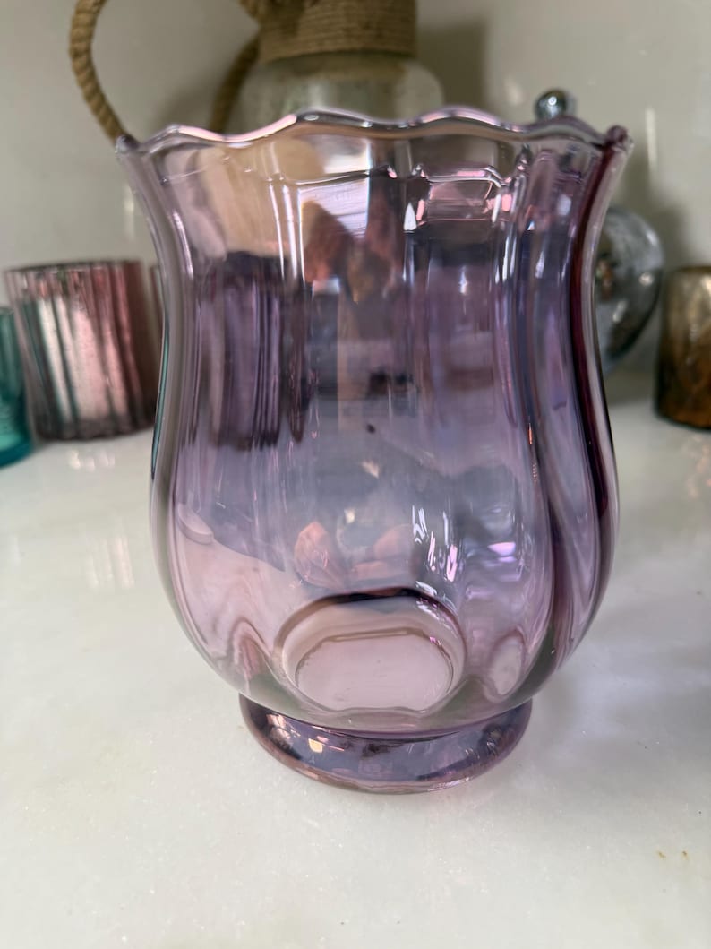 globe cyclone vintage en verre irisé améthyste ou canneberge, vase décoratif ou bougeoir vase violet lavande verre au mercure image 2