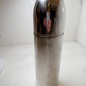 Classic Mid-Century Modern (MCM) bullet-style cocktail shaker torpedo or rocket shaker sleek aerodynamic profile 11 in tall bild 8