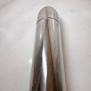 Classic Mid-Century Modern (MCM) bullet-style cocktail shaker torpedo or rocket shaker sleek aerodynamic profile 11 in tall bild 4