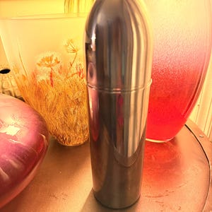 Classic Mid-Century Modern (MCM) bullet-style cocktail shaker torpedo or rocket shaker sleek aerodynamic profile 11 in tall bild 2