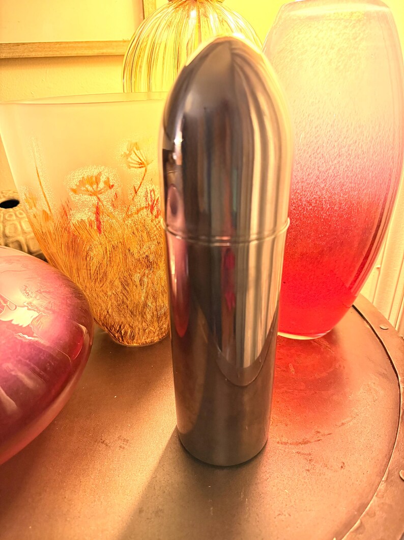 Classic Mid-Century Modern (MCM) bullet-style cocktail shaker torpedo or rocket shaker sleek aerodynamic profile 11 in tall bild 2