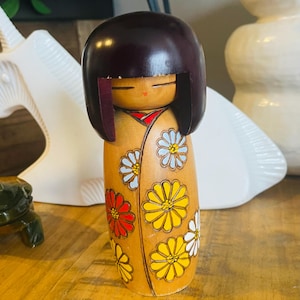 Vintage Japanese Kokeshi doll by Usaburo Kokeshi founded by Usaburo Okamoto in Gunma Prefecture in 1950 Floral Flowers Kokeshi