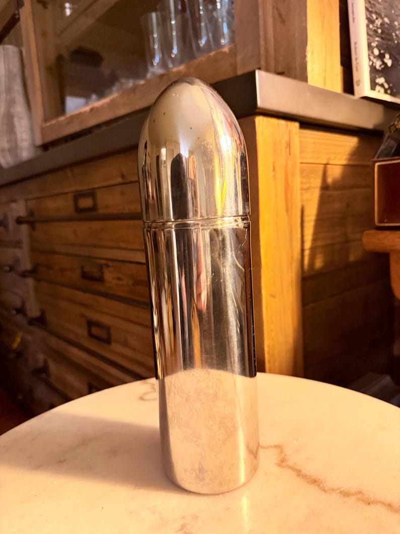 Classic Mid-Century Modern (MCM) bullet-style cocktail shaker torpedo or rocket shaker sleek aerodynamic profile 11 in tall bild 3