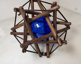 Rompecabezas vintage de nudo filosofal 3D de madera con tensegridad, esfera de vidrio azul cobalto, escultura geométrica de mediados de siglo para decoración de escritorio.