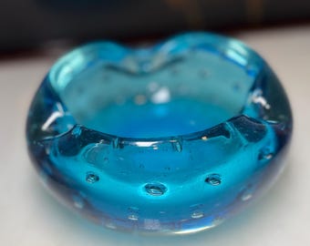 Bol de vidrio con burbujas controladas estilo vintage de Blenko, plato multiusos de vidrio azul turquesa de mediados de siglo, centro de mesa, regalo de vidrio artístico Bullicante