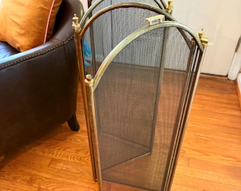Vintage MCM-open haardscherm klassiek opvouwbaar ontwerp met vier panelen fijn zwart metalen gaas messing frame in Hollywood Regency-stijl housewarmingcadeau