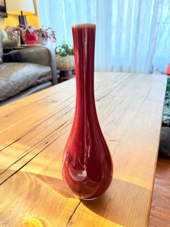 Japanische rote Porzellanvase aus der Mitte des 20. Jahrhunderts, 1960er Jahre, Geschenk aus Japan, rot-oxbloodfarbene Glasur „Sang de Boeuf“ (Ochsenblut). Dekoration für Gumps Wohnzimmer in San Francisco