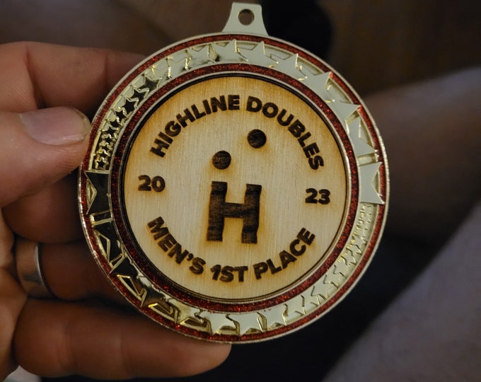 Gold Star medal round with red highlights around the border medal
