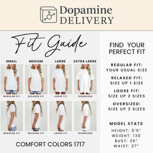 Puede incluir: Una gu&iacute;a de tallas de camisetas blancas con el texto "Dopamine DELIVERY". La gu&iacute;a muestra c&oacute;mo queda la camiseta en tallas peque&ntilde;a, mediana, grande y extra grande. La gu&iacute;a tambi&eacute;n muestra las medidas del modelo: altura 165 cm, peso 59 kg, busto 91 cm, cintura 69 cm.
