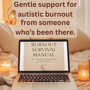 以下が含まれることがあります： 「Burnout Survival Manual」と表示されたノートパソコン。テキストは「自閉症の燃え尽き症候群に対する、経験者からの優しいサポート」です。2本のろうそくが灯り、「デジタルダウンロード」の文字も見えます。