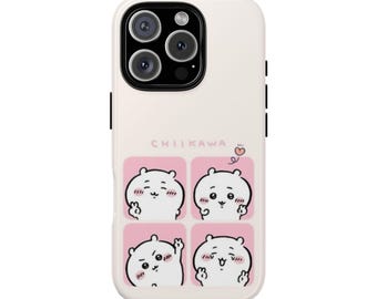 Puede incluir: Una funda para smartphone de color claro con una cuadrícula de cuatro cuadrados rosas, cada uno con un personaje de dibujos animados blanco con rasgos expresivos. El texto CHIIKAWA aparece sobre la cuadrícula y un pequeño corazón rojo.