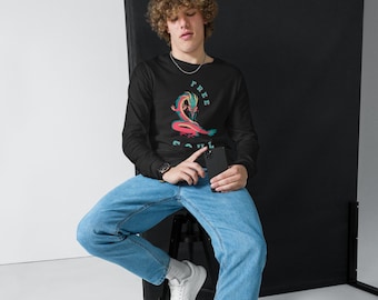 Peut inclure: Un long t-shirt noir avec un motif de dragon coloré et les mots "FREE SOUL". Le dragon est dans les tons de rose, turquoise et jaune. Le t-shirt est porté avec un jean bleu clair.