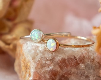 Bague opale avec pierres précieuses | Bague superposable en opale dorée | Bague pierre de naissance octobre | Cadeau délicat avec une bague en or pour elle | Cadeau de demoiselle d'honneur