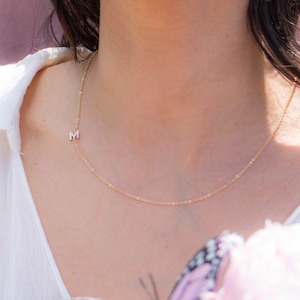 Collier initiale latérale | Collier lettre personnalisé | Collier initial en or | Collier personnalisé | Cadeau pour maman