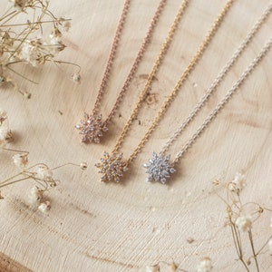 Collana con fiocco di neve in argento / Gioielli con fiocco di neve / Regalo per la moglie / Gioielli invernali / Collana per la mamma / Collana per le feste / Matrimonio invernale