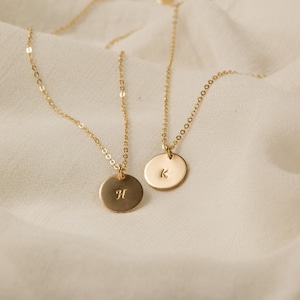 Collar con inicial / Collar con letra dorada / Collar personalizado para uso diario / Collar personalizado para mamá / Collar con moneda mediana
